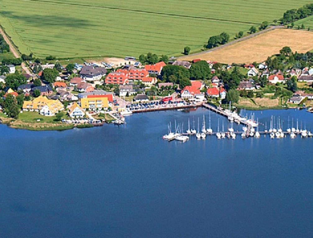 Hotel- & Ferienanlage Kapitaens-Haeuser Бреґе Екстер'єр фото