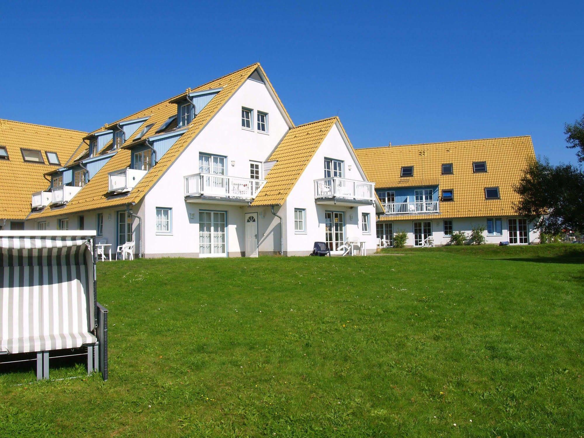 Hotel- & Ferienanlage Kapitaens-Haeuser Бреґе Екстер'єр фото